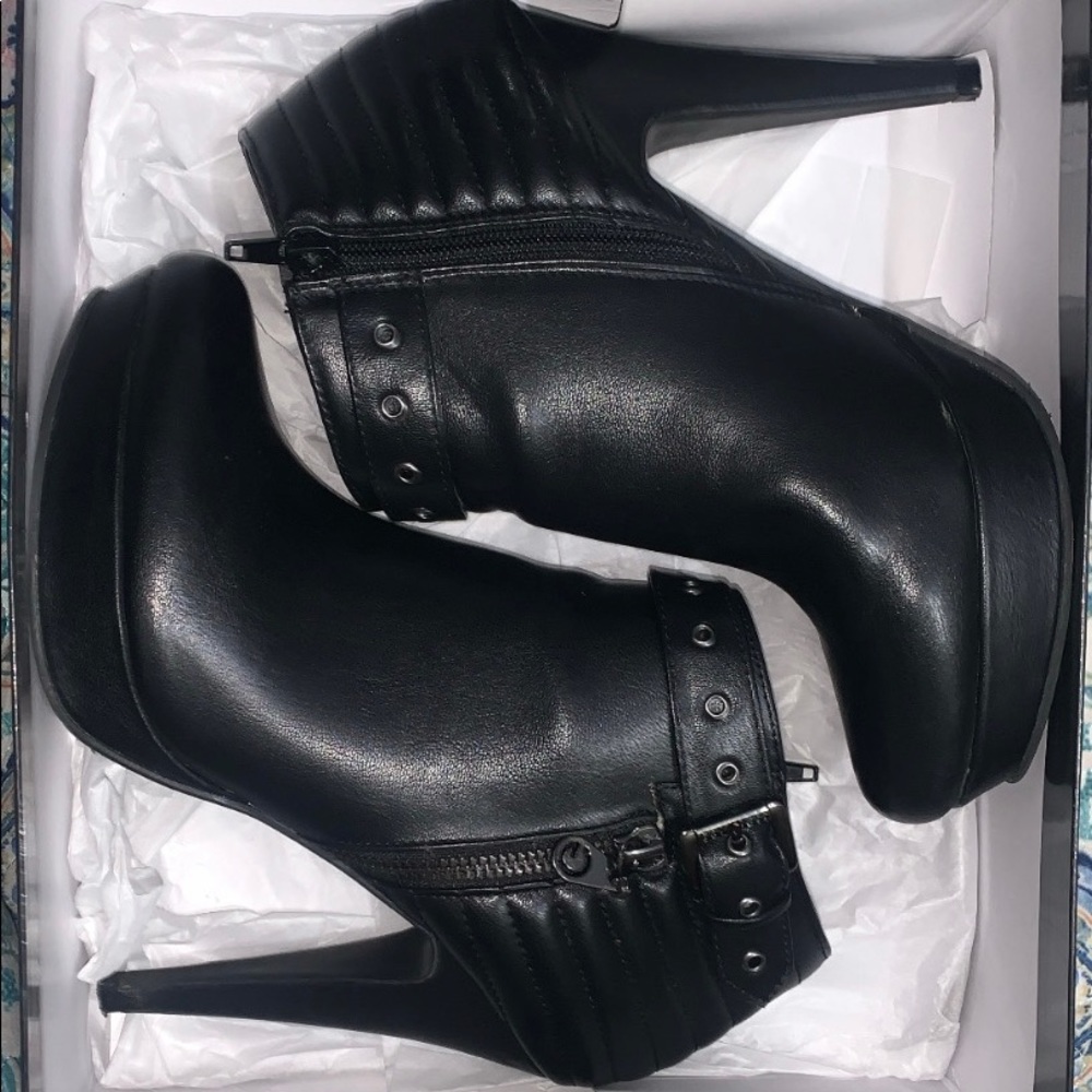 Used- G by Guess Dillyn Leather Stiletto Platform Bootie